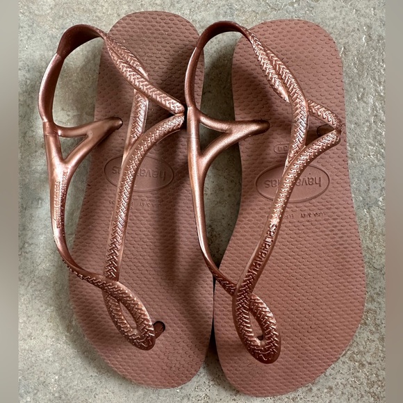 Havaianas Other - Havaianas Rose Gold Sandal